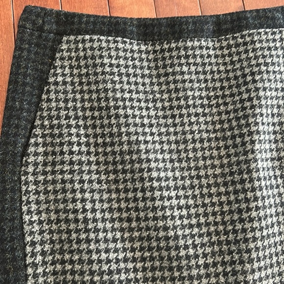 J. Crew Women's Black and Gray Herringbone Print Pencil Skirt Size 2 - Picture 2 of 7